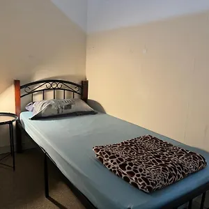  Проживание в семье Backpacker's Bed - No Parking Space ОАЭ